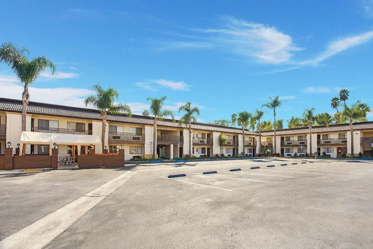 Stanford Inn & Suites Anaheim 3*,